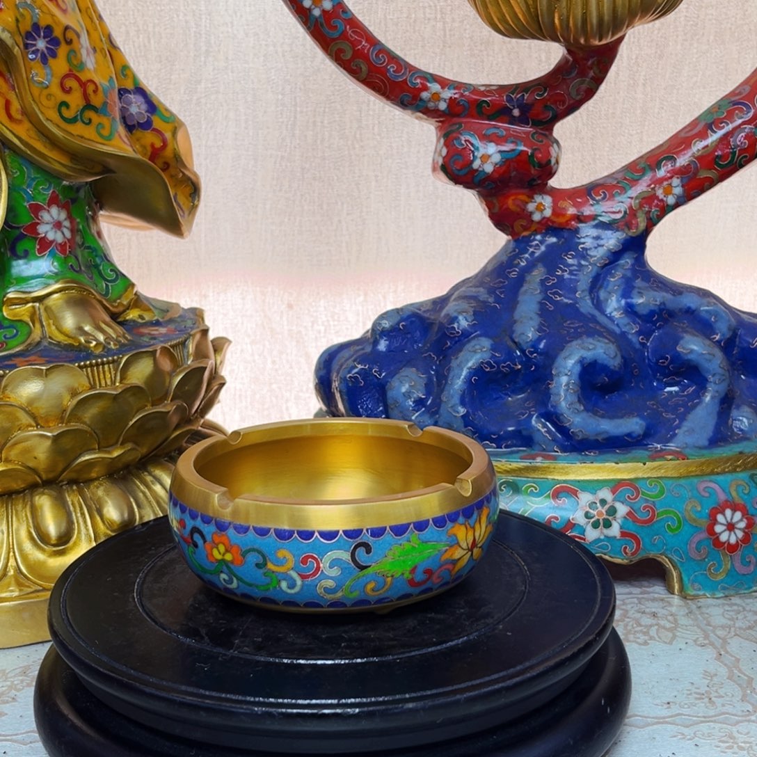 天***。铜景泰蓝烟灰缸一个