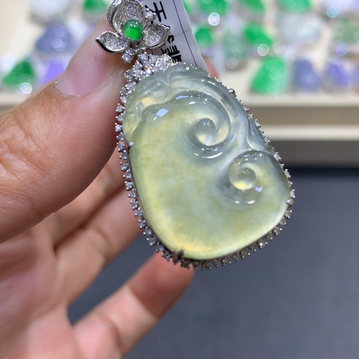 翡翠颈饰18K金镶嵌翡翠