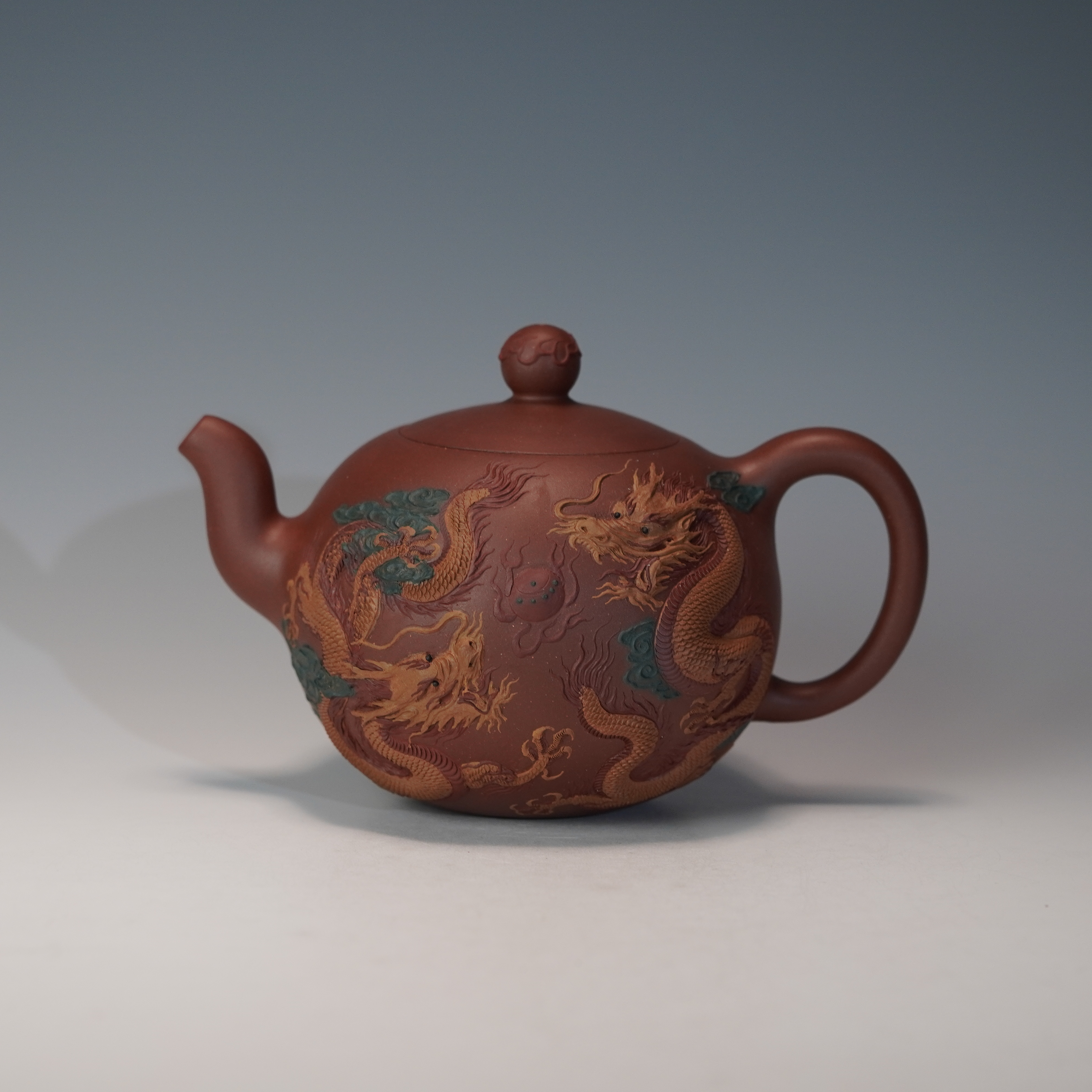 lot.22267 范忠君 堆绘：杨丽 底槽清一粒珠双龙戏珠壶 550cc