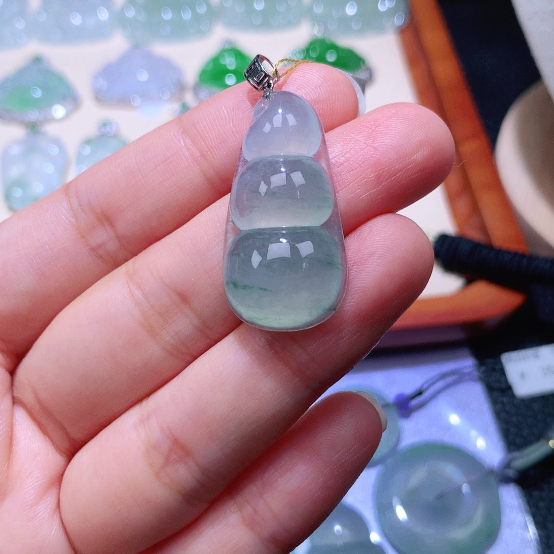 颈饰18K金镶嵌翡翠福豆