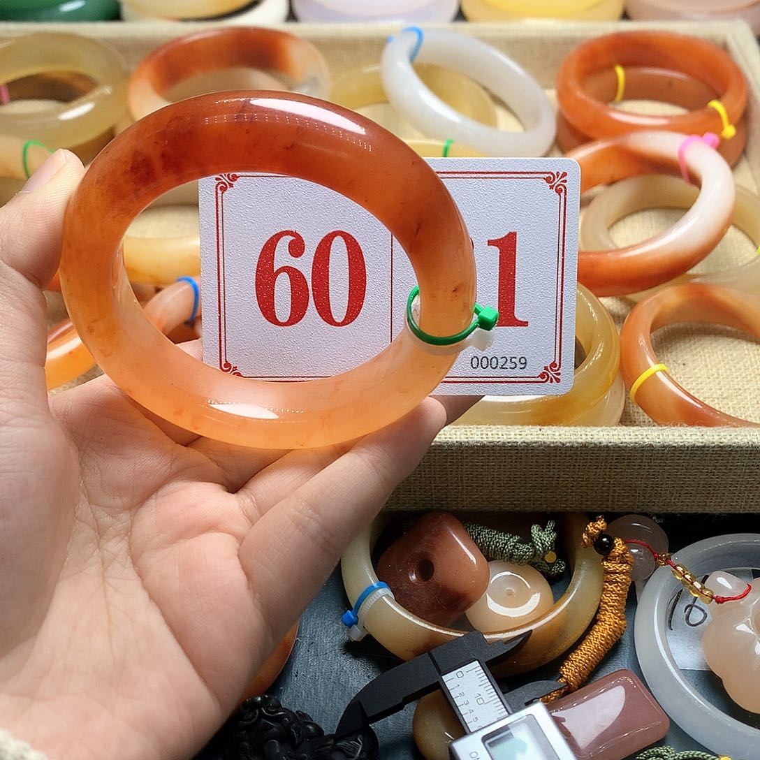 未镶嵌石英质玉（黄龙玉）手镯紫*