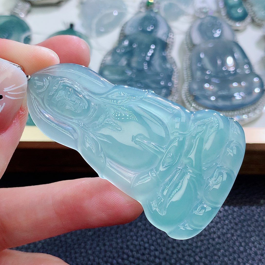 翡翠挂件未镶嵌翡翠