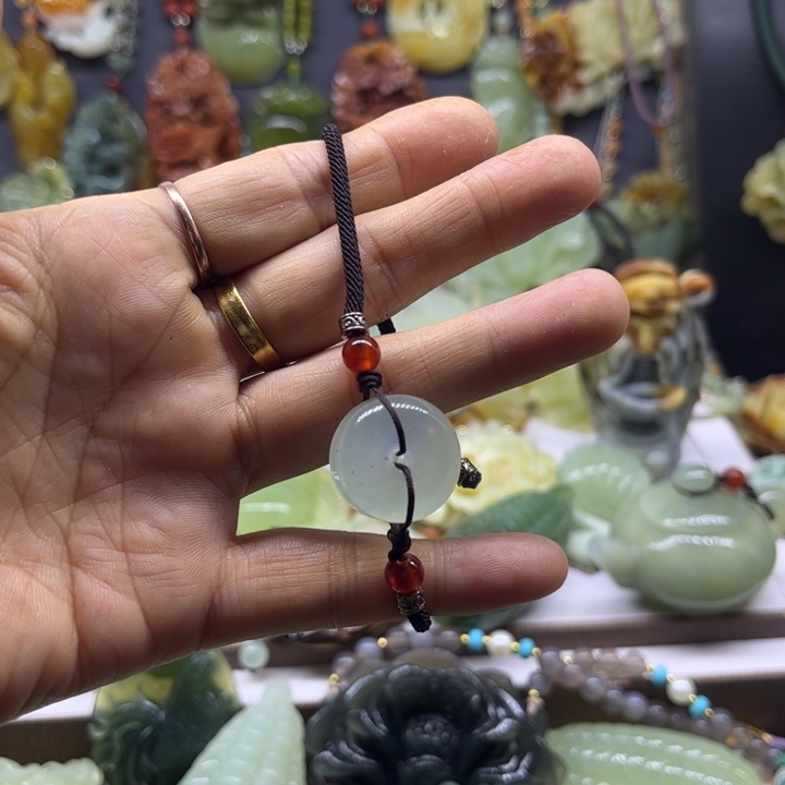 蛇纹石玉未镶嵌颈饰