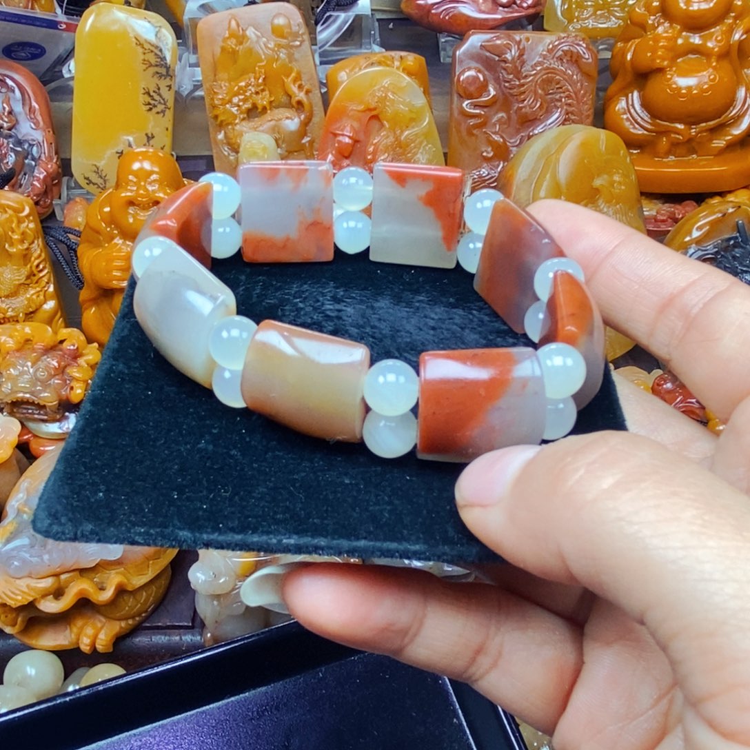 石英质玉（黄龙玉）未镶嵌颈饰