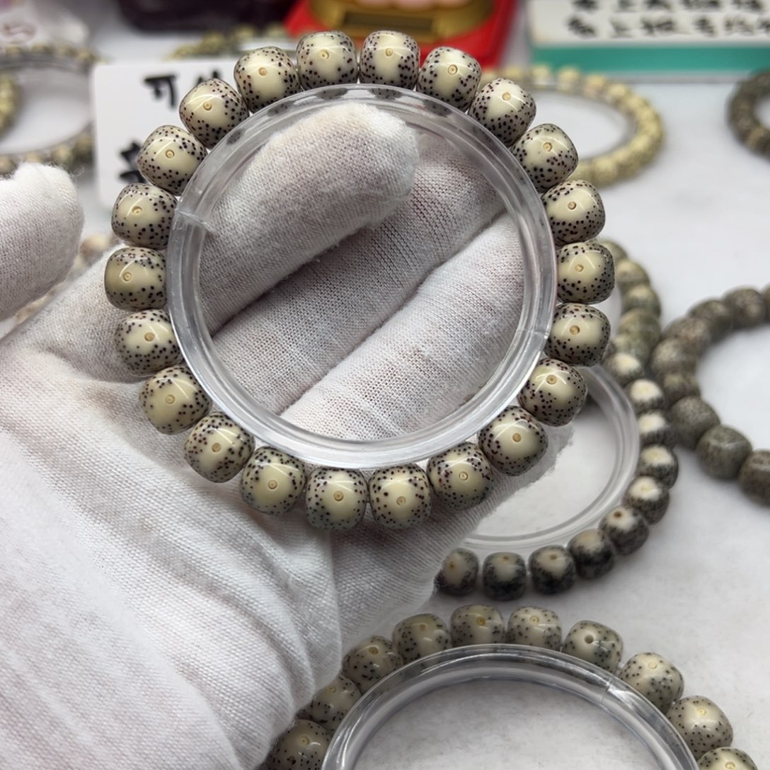 星月菩提吊坠10×9绿包白丹凤眼 桌上