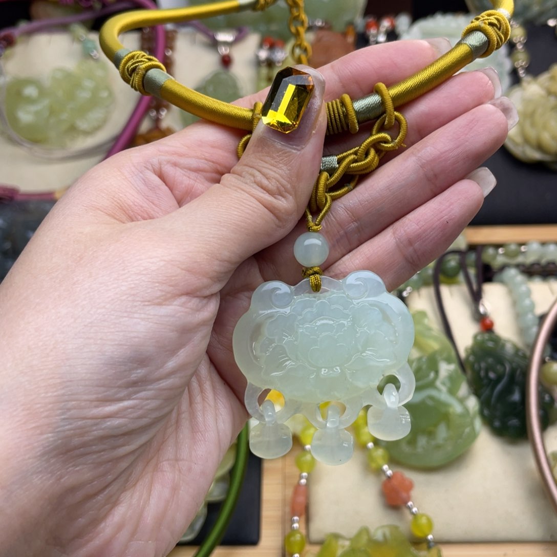 蛇纹石玉颈饰未镶嵌-