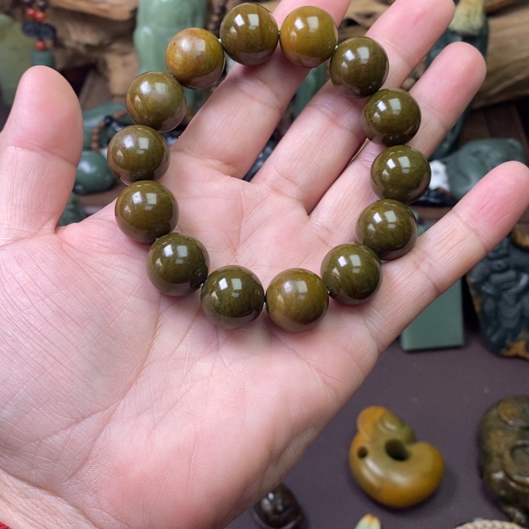 未镶嵌岫岩河磨玉（透闪石质玉）手链一****年
