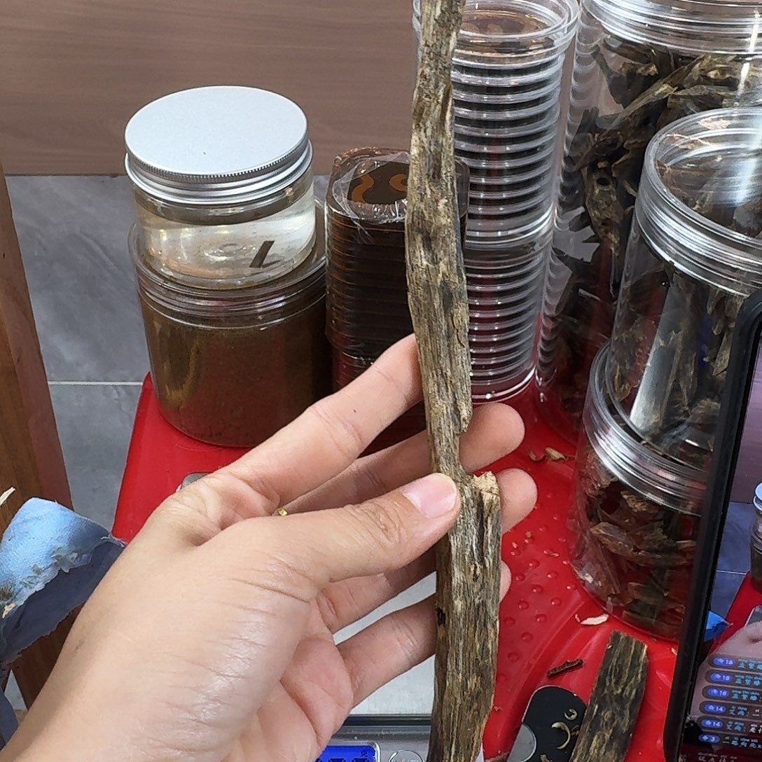 香料绿奇楠乌身圆叶块料23克