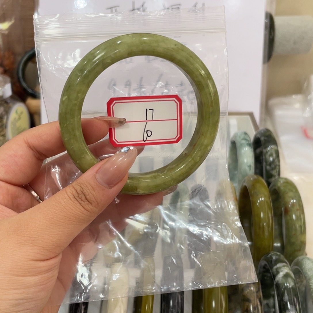 蛇纹石玉未镶嵌手镯