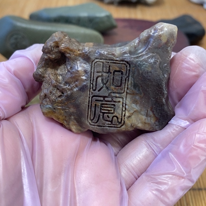 刘***子原石雕刻工艺品手把摆件