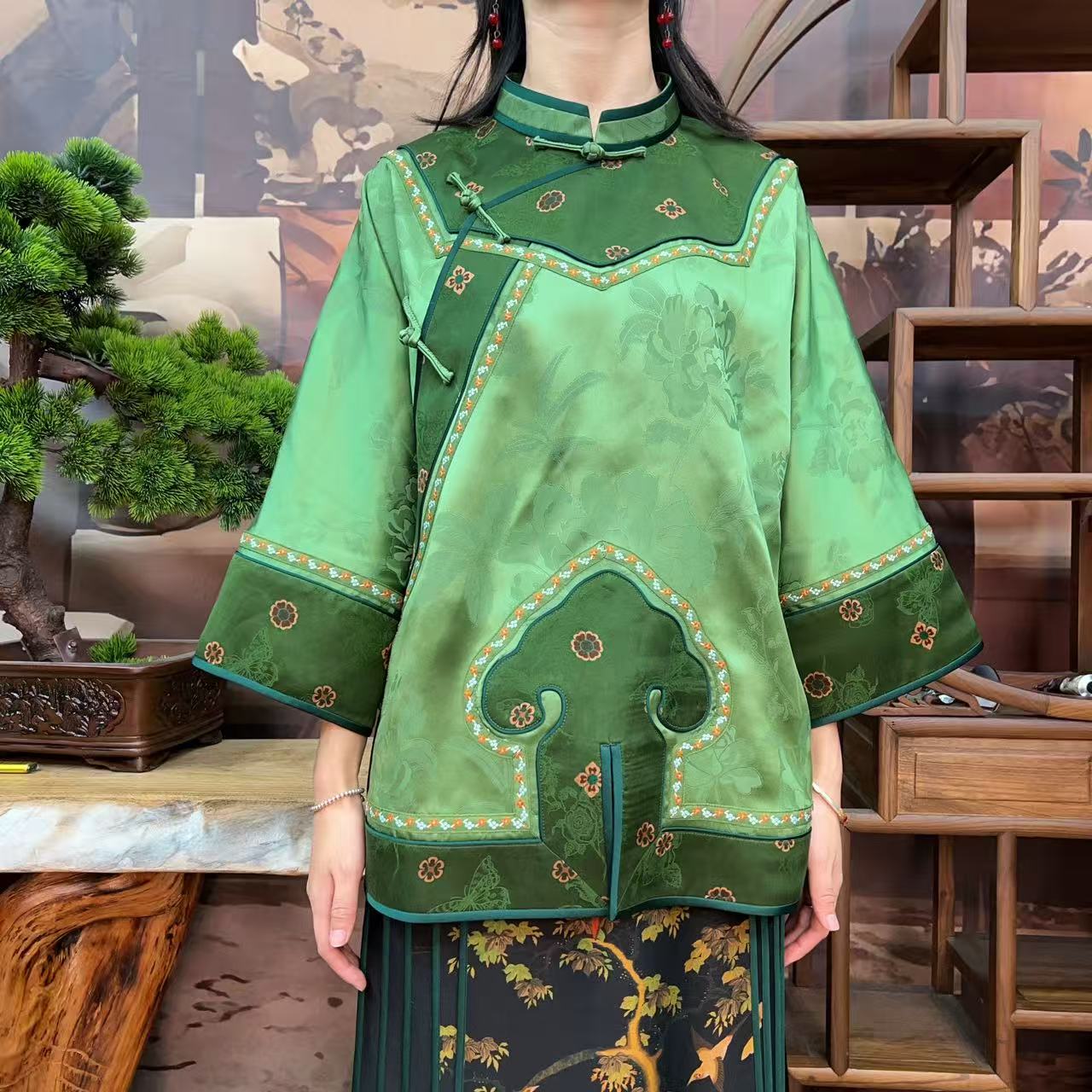 50姆米绿色提花拼接款如意富婆衫100桑蚕丝款红云纱