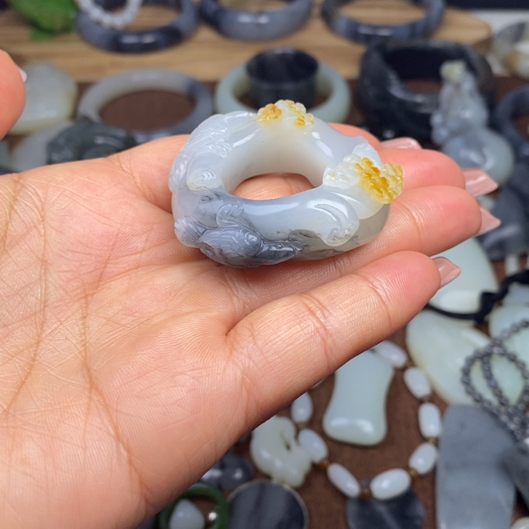 皆***有和田玉未镶嵌颈饰