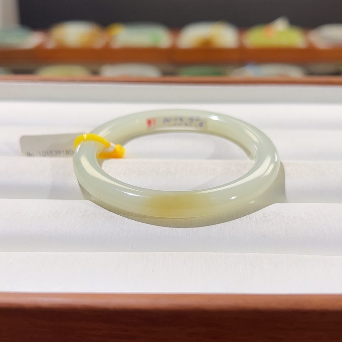 和田玉手镯未镶嵌糖白美人条