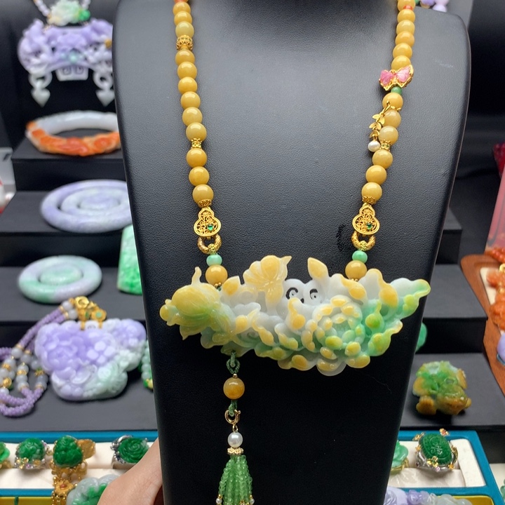 翡翠颈饰未镶嵌黄绿花