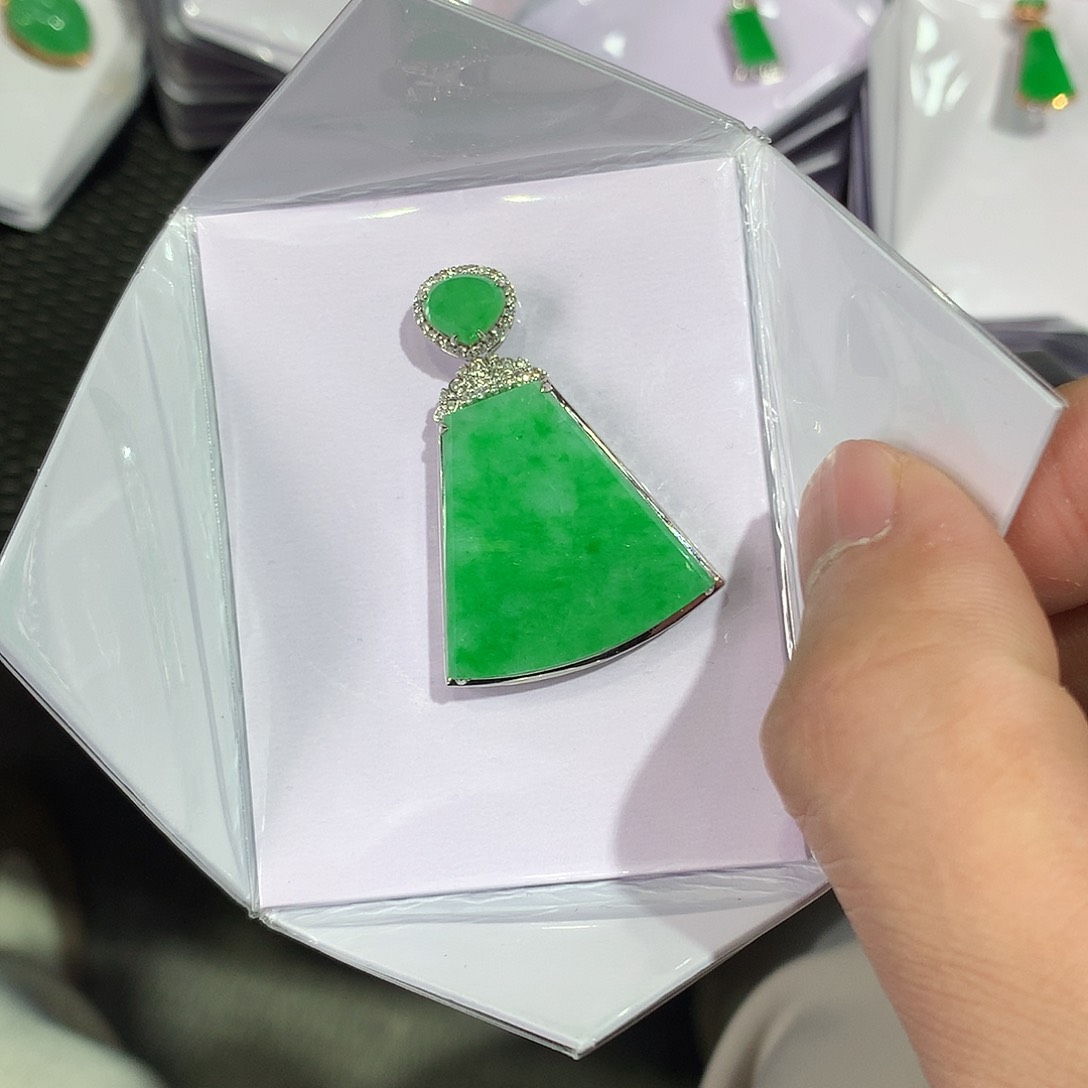 翡翠吊坠(赠链)18K金镶嵌