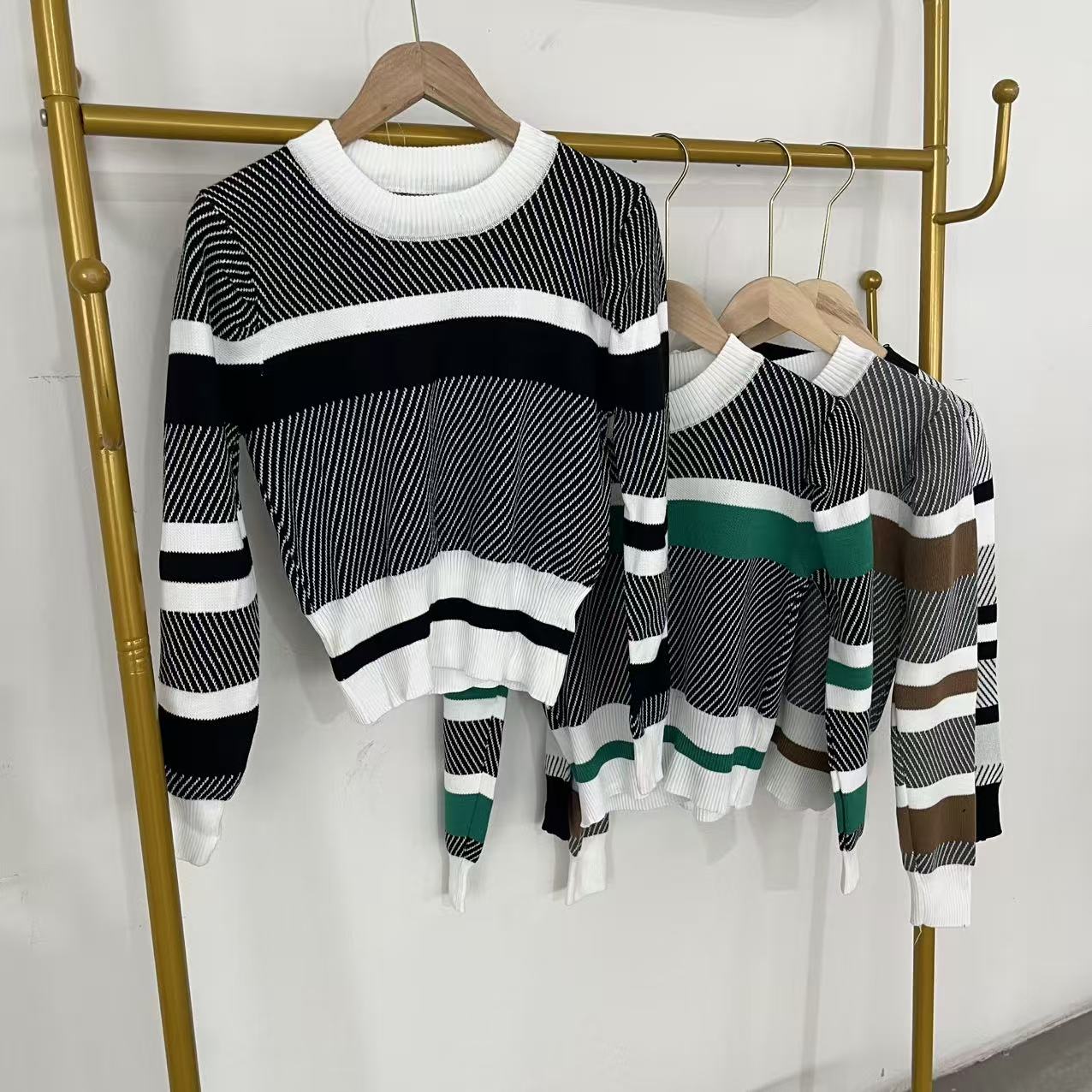 C20-16-1022款   条纹针织圆领衬衫袖毛针织衫长46