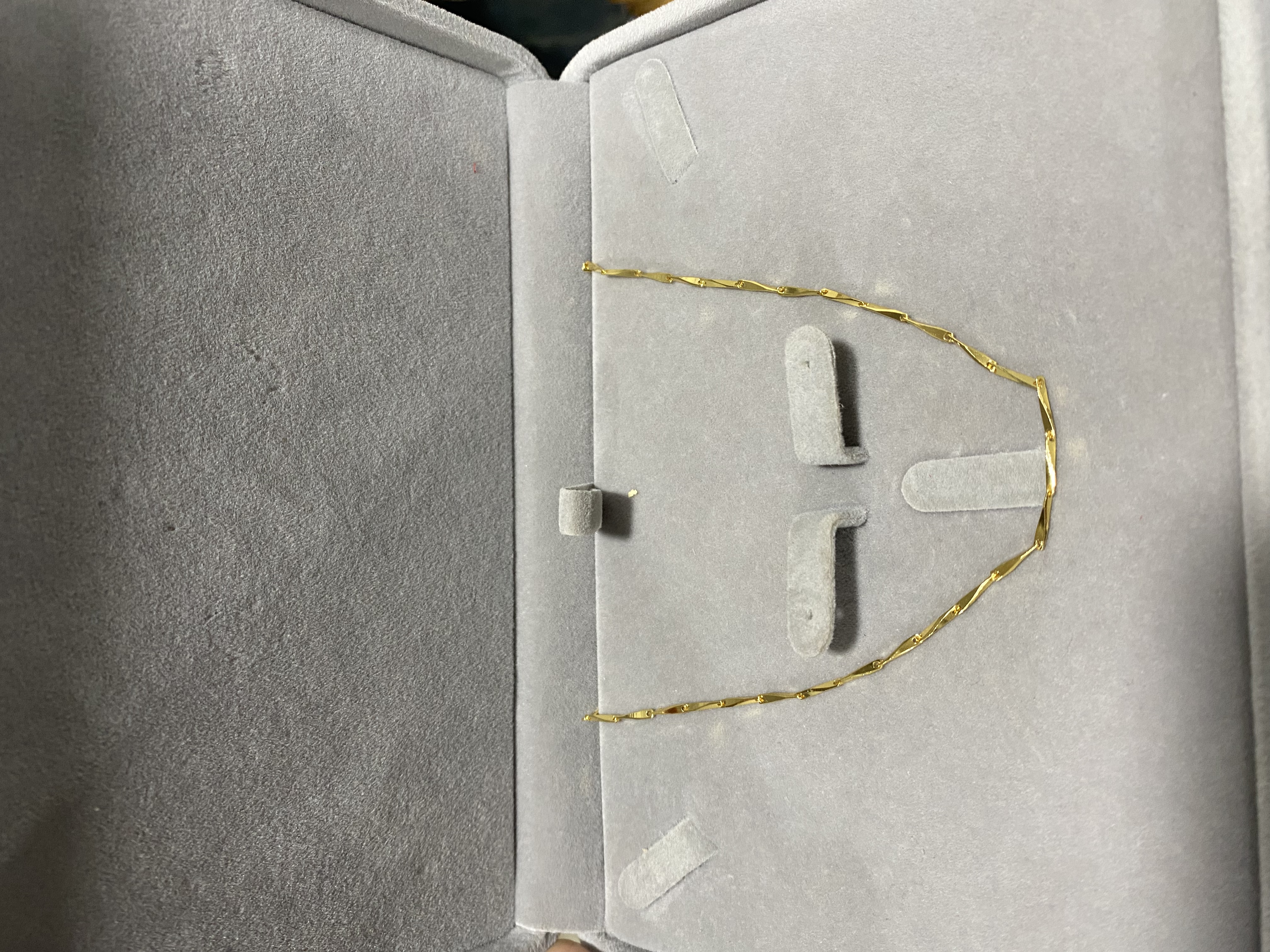 A736 金色精工 嘴唇项链