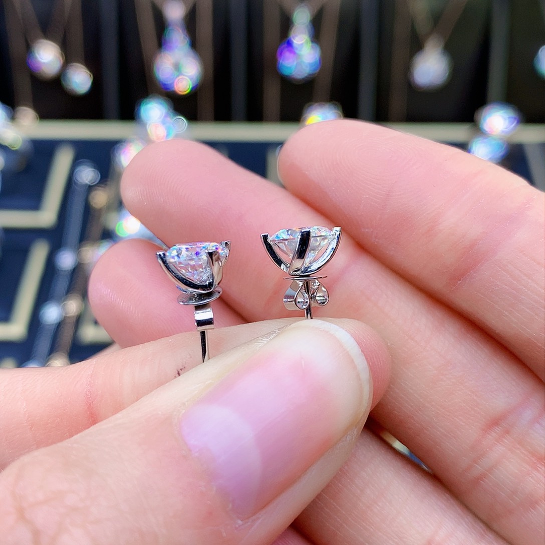 合成碳硅石（莫桑石）耳饰18K金镶嵌