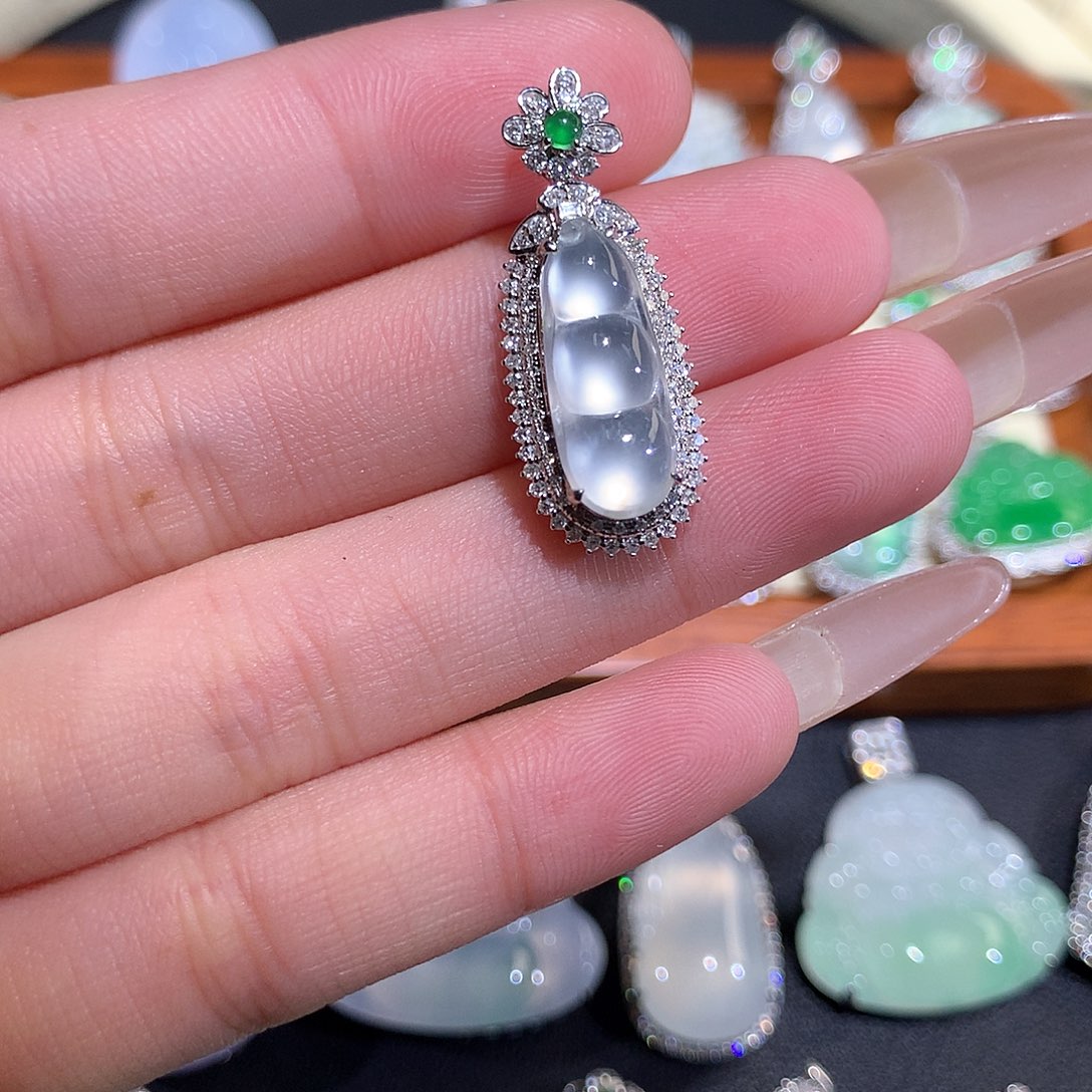 翡翠18K金镶嵌颈饰玻璃刚豆