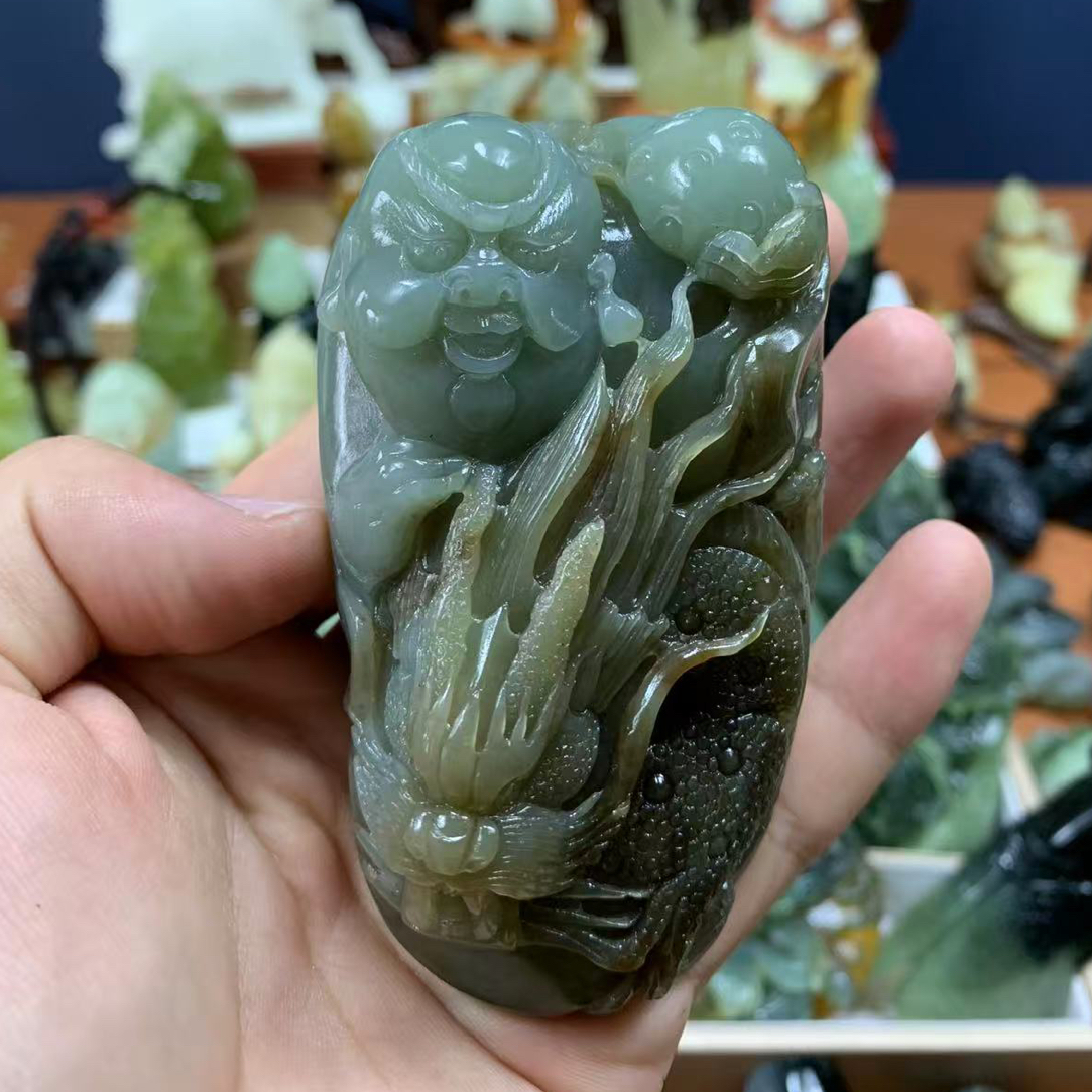和田玉且末蓝翔龙罗汉手把件料子密度高，油润细腻
