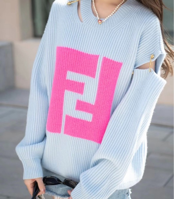 未使用 FENDI/芬迪 12275986联名Versace范思哲 蓝粉别针毛衣48码