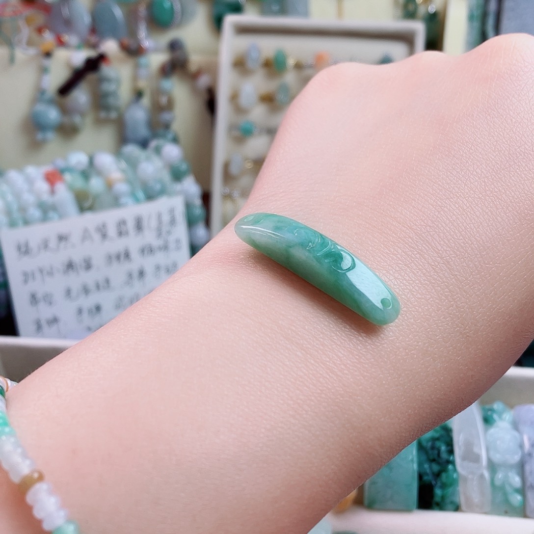 翡翠未镶嵌颈饰手牌