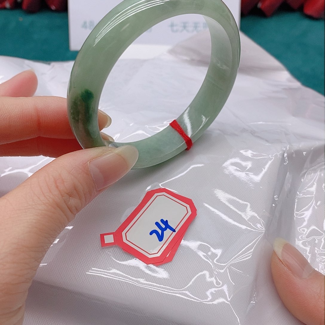 翡翠手镯未镶嵌一****?2444444444