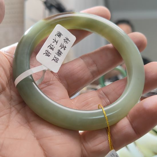 大***华和田玉未镶嵌手镯