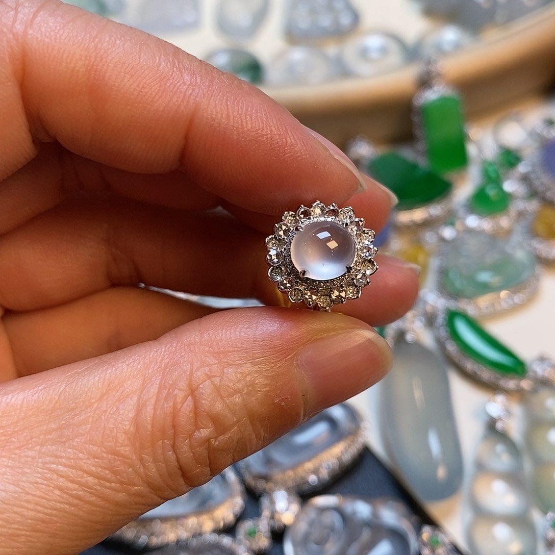 翡翠颈饰18K金镶嵌蛋面戒指