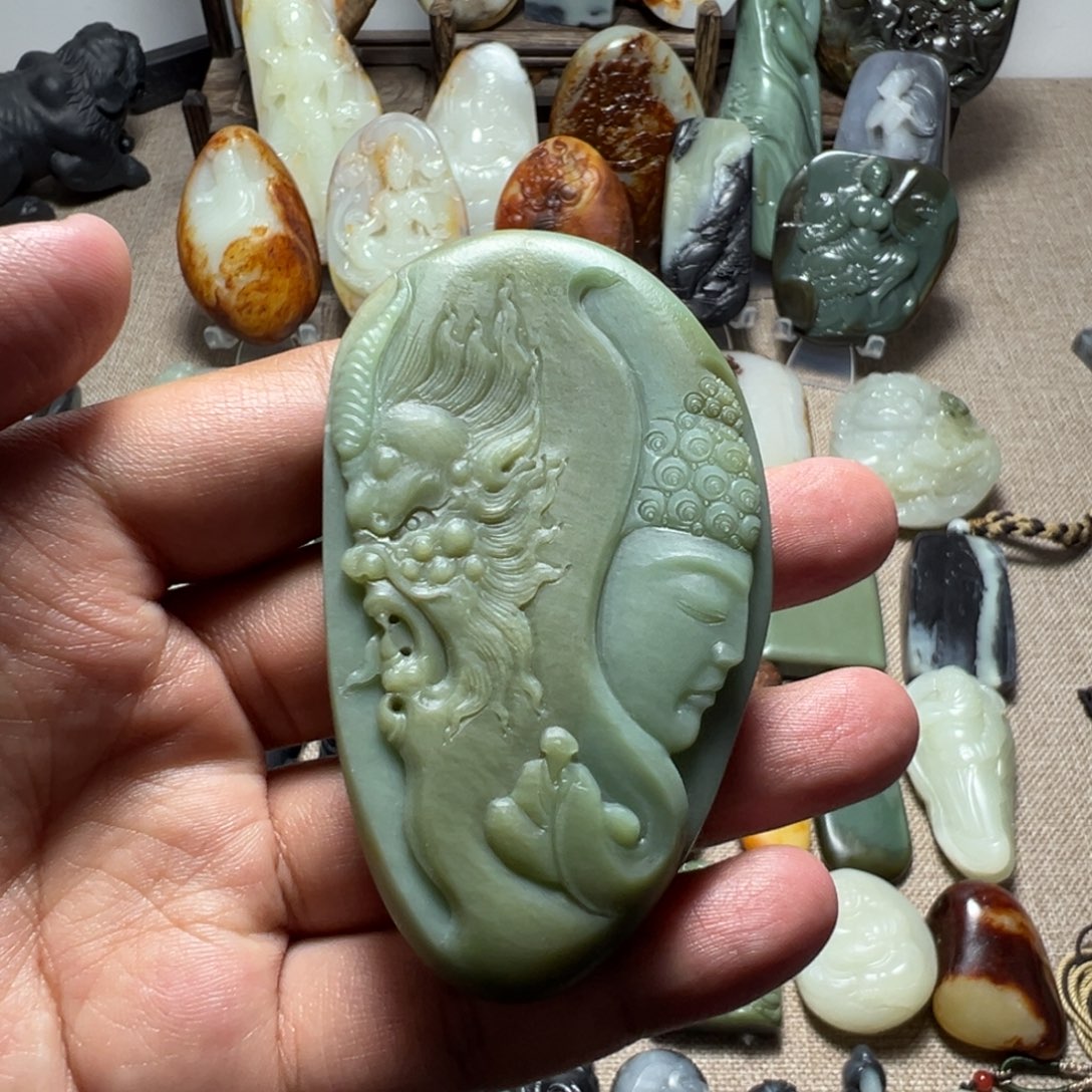 和田玉未镶嵌把件一念之间