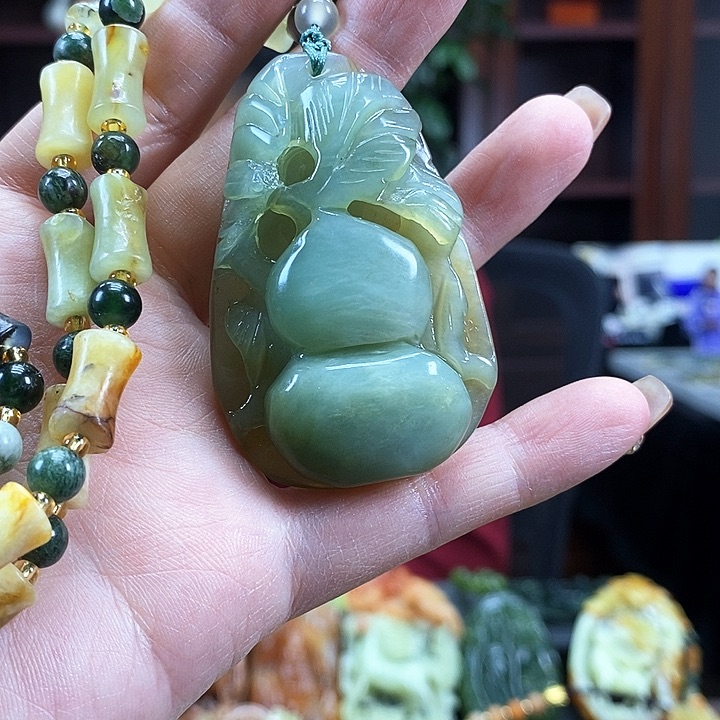 蛇纹石玉吊坠未镶嵌