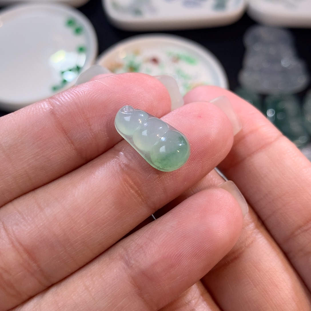 翡翠裸石未镶嵌四季豆