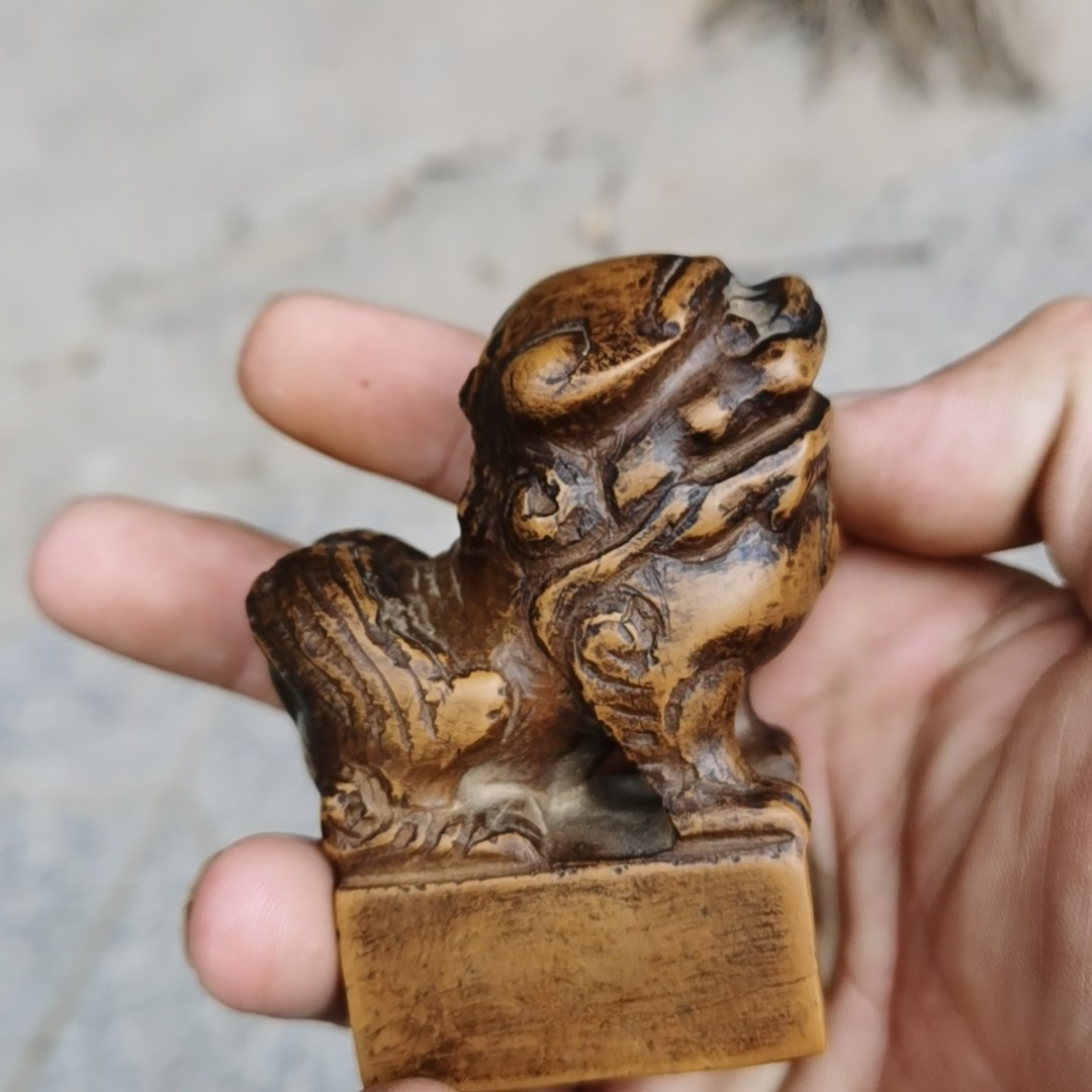 鹅卵石小狮子，手把件小狮子