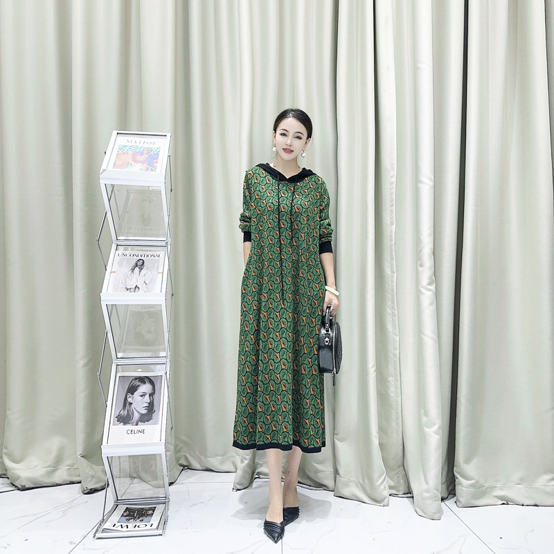 5413玛瑙绿碎花撞色气质设计师秋冬长款提花轻奢针织带帽连衣裙
