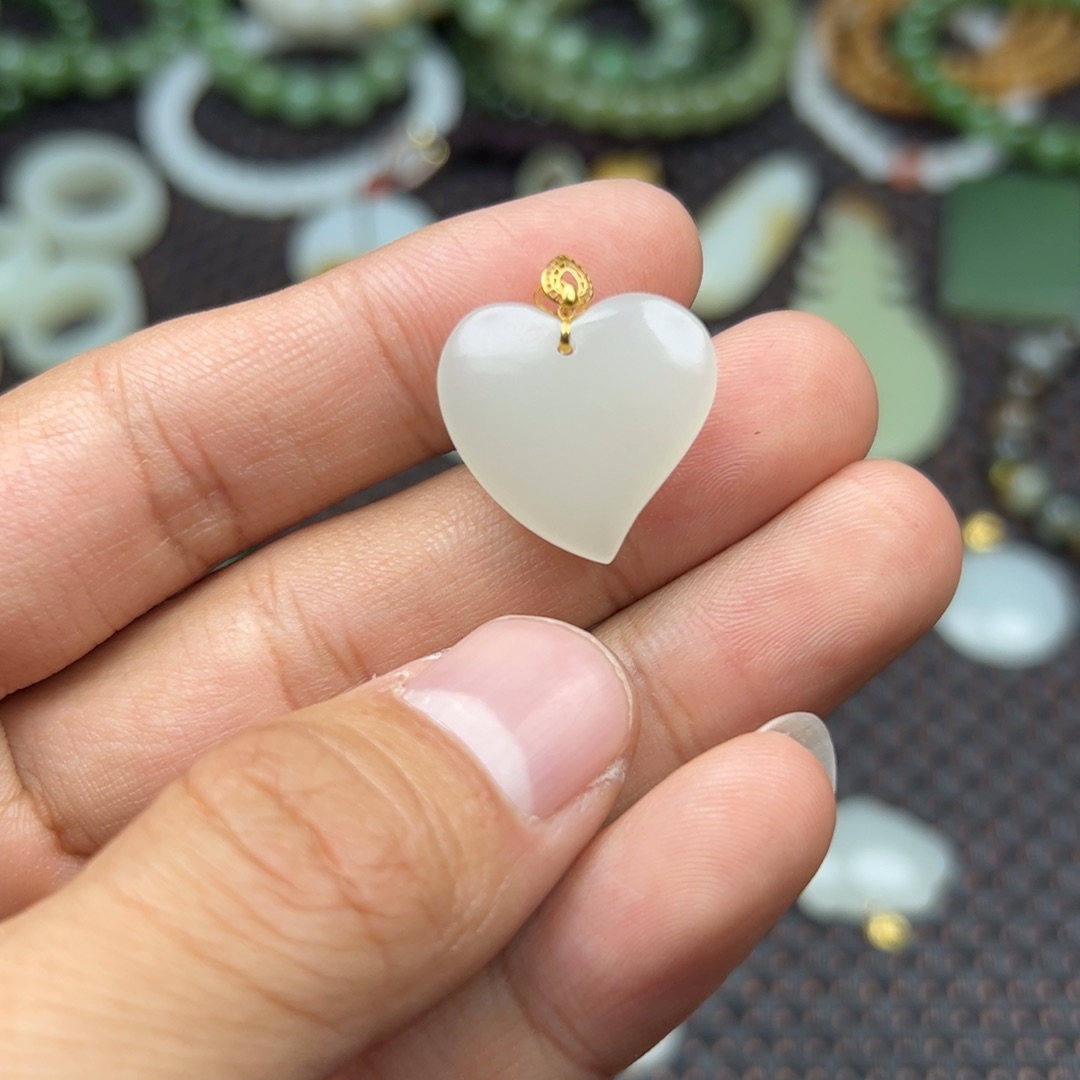 和田玉挂件18K金镶嵌