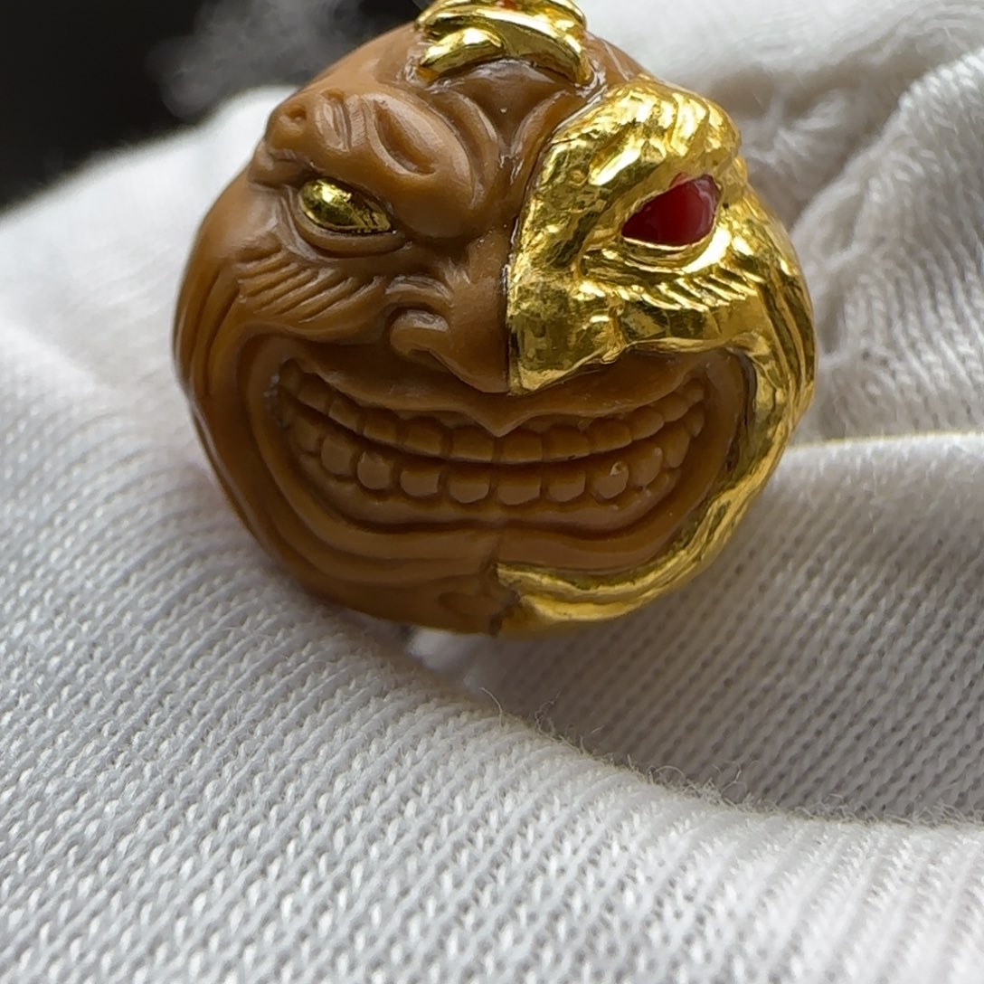 吊坠猴头核桃金面镶嵌24k