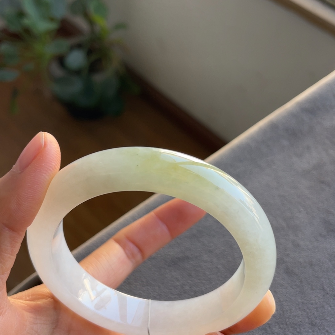 翡翠未镶嵌手镯飘黄