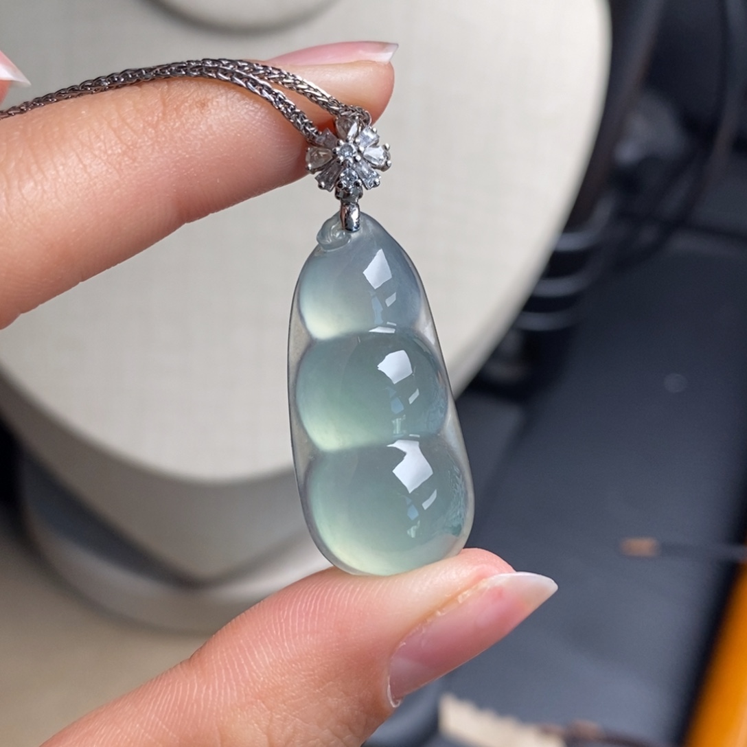 翡翠18K金镶嵌颈饰高冰晴绿大气小清新饱满冰透水润四季豆