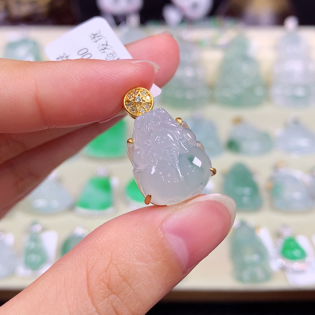 颈饰18K金镶嵌翡翠貔貅