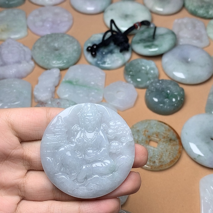 翡翠未镶嵌颈饰山水观音