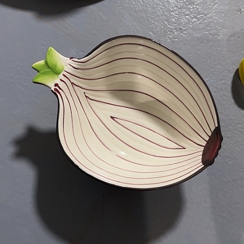 微瑕，不能明火，口径19厘米，高6大号洋葱2个