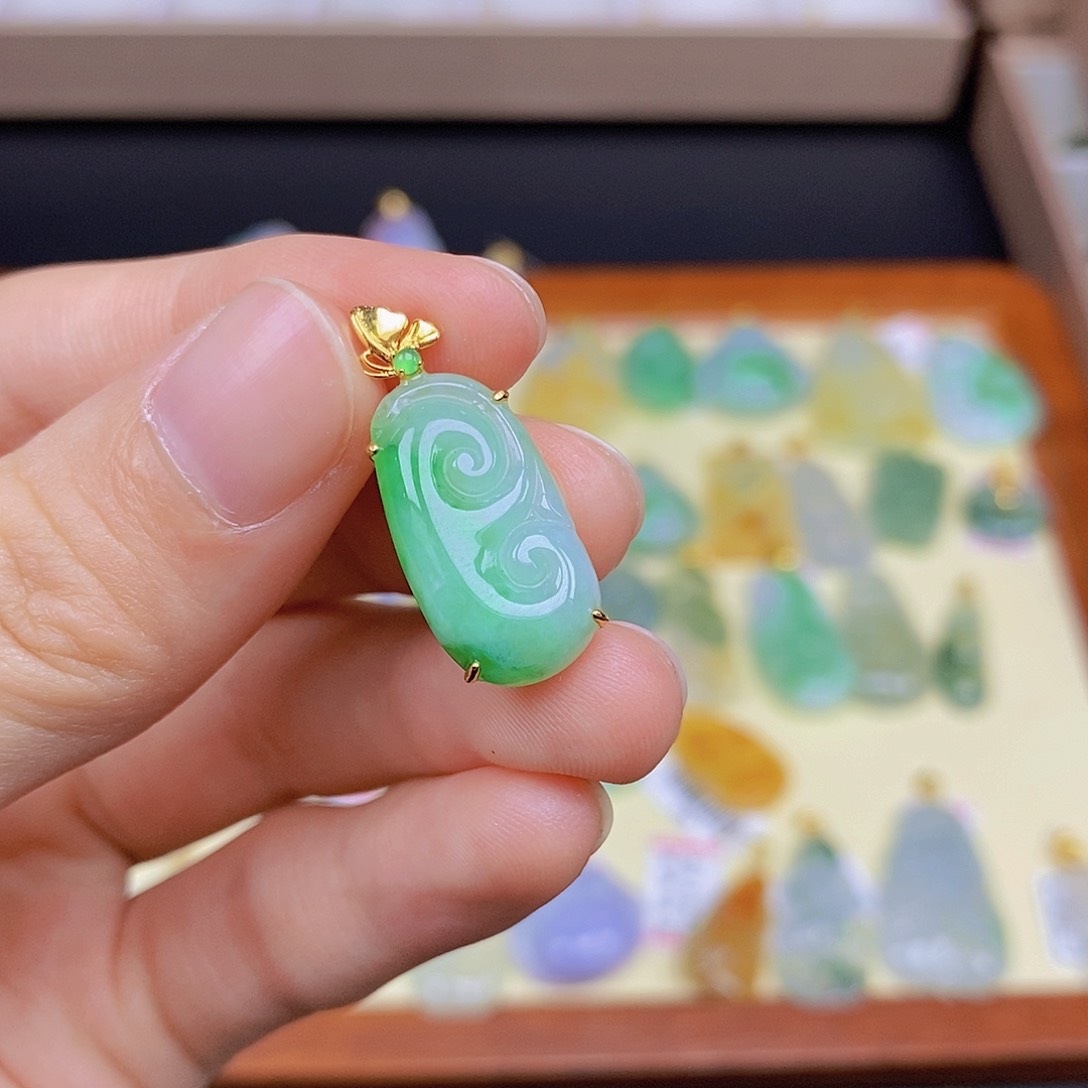 翡翠颈饰18K金镶嵌翡翠