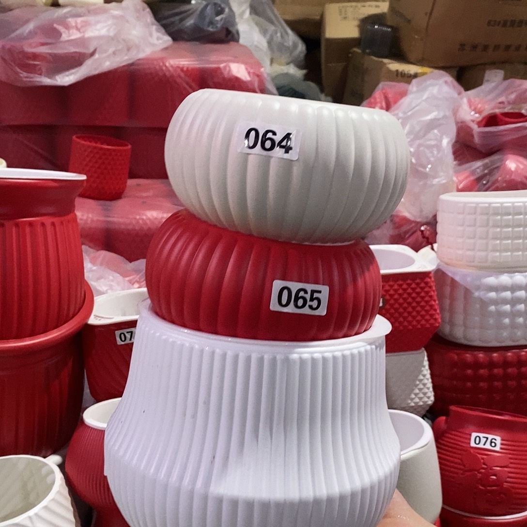 一个白色宝塔一个白灯笼一个红灯笼