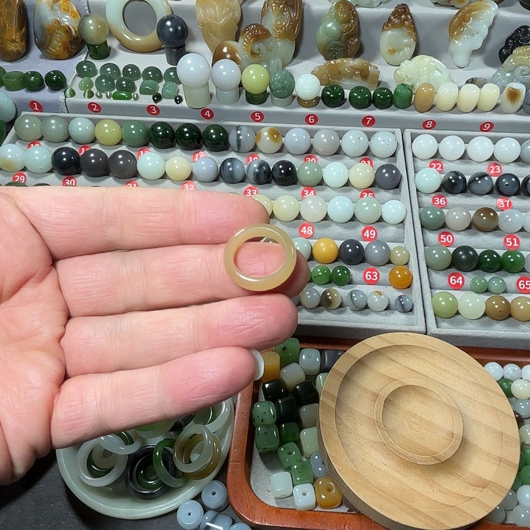 未镶嵌和田玉挂件米****?戒圈