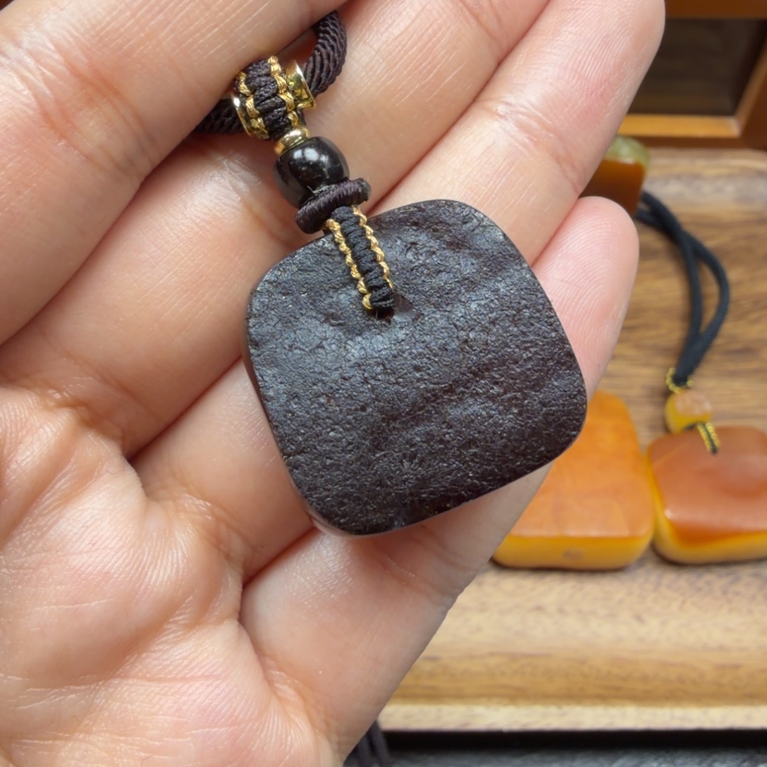 琥珀未镶嵌吊坠(赠链)