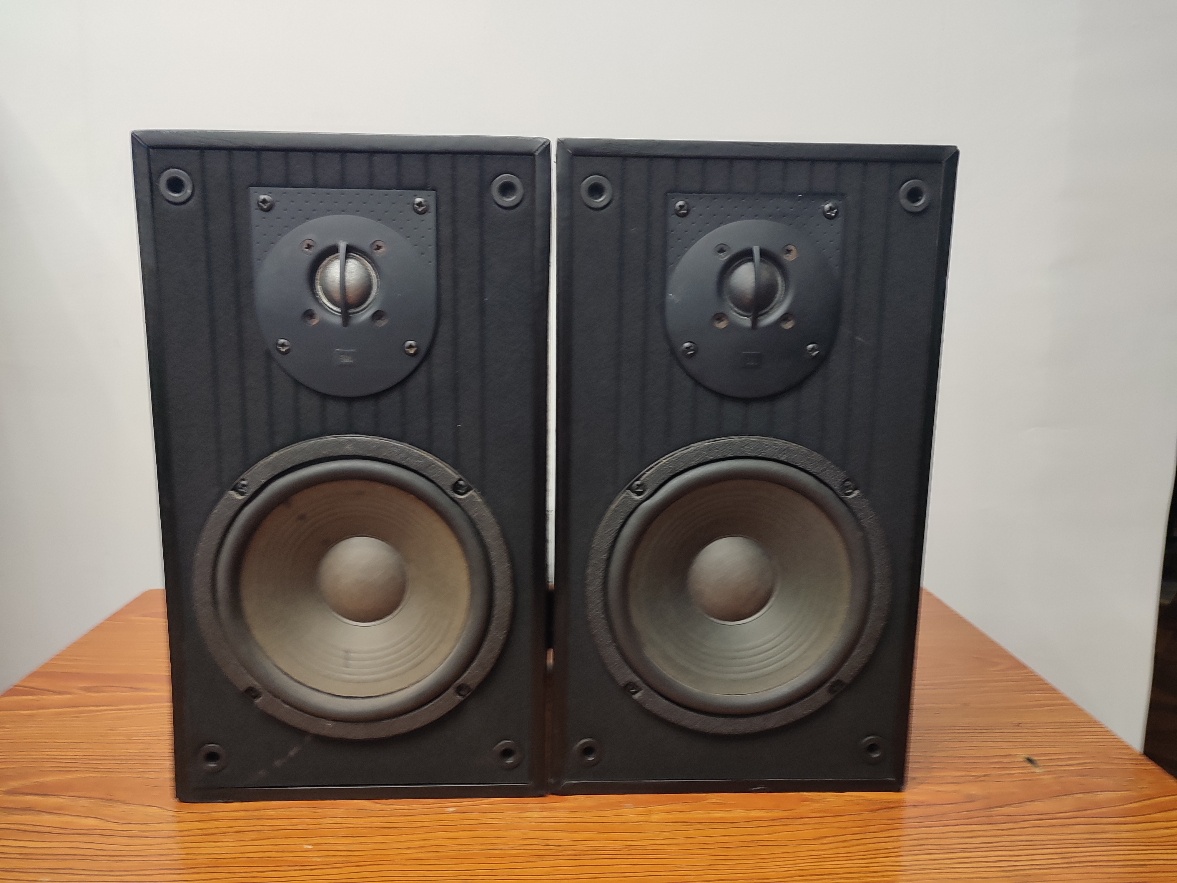 8新  二手J系列TLⅩ120书架箱，不保修不退换货。运费自理