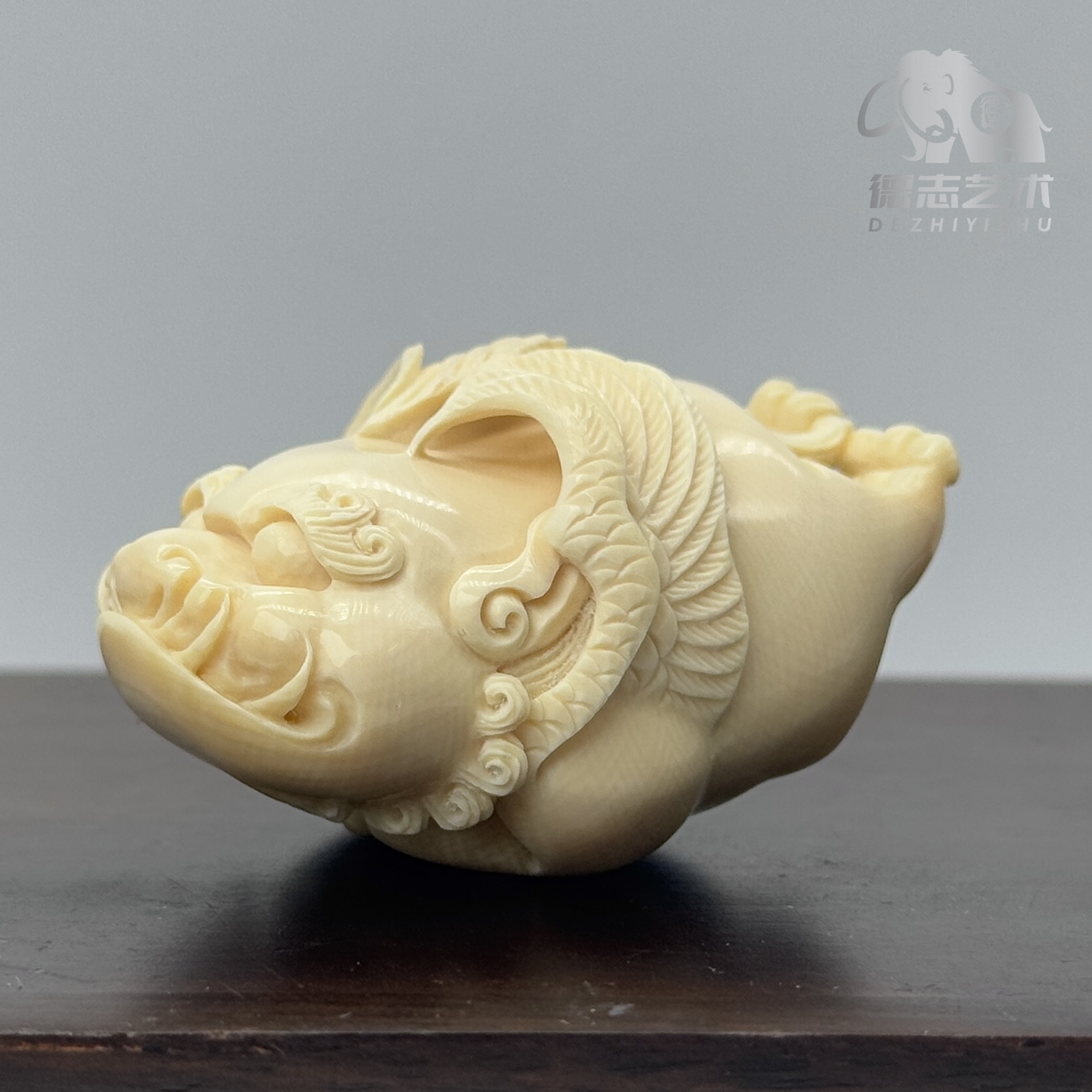 DEZHI/德志【飞天貔貅】47*31*26mm精工28g润黄满纹猛犸牙把件Y558 