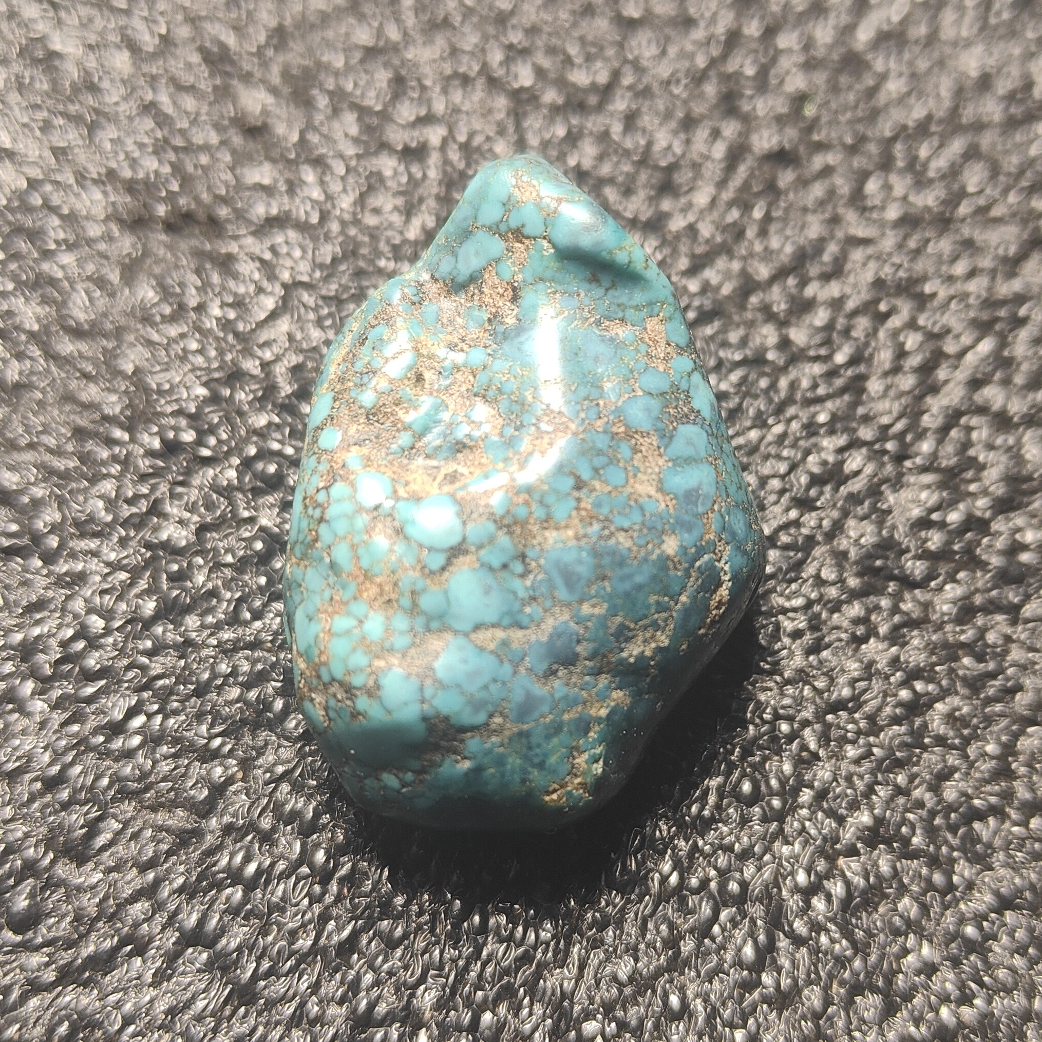 绿松石随形把件，皮壳老熟