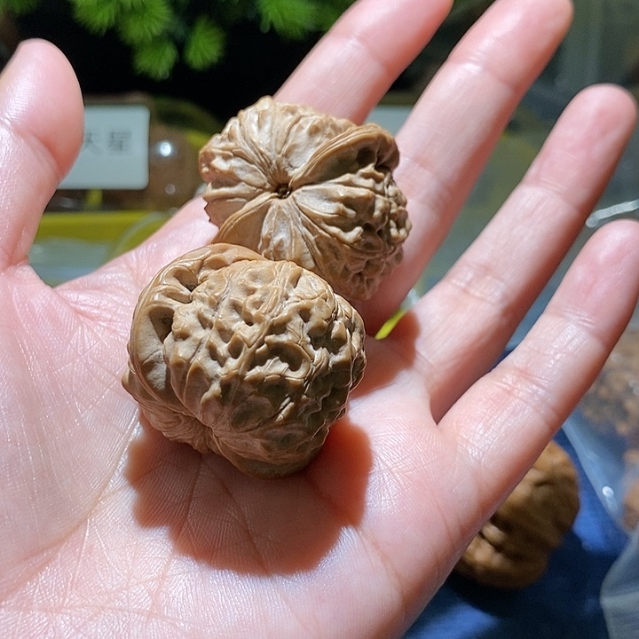 星***尘文玩核桃吊坠试问