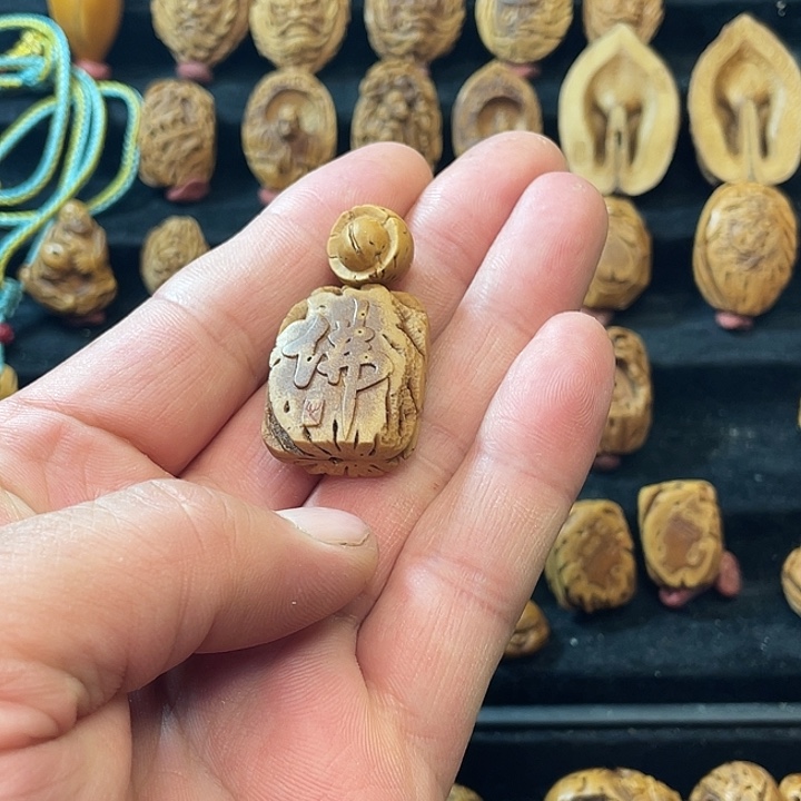 用***8纯手工制作桃核佛牌吊坠